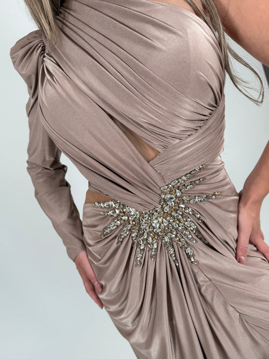 Rochie de seară cappuccino asimetrică cu aplicație strălucitoare și despicătură adâncă