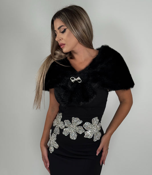 Capă elegantă din blană sintetică cu broșă tip fundă