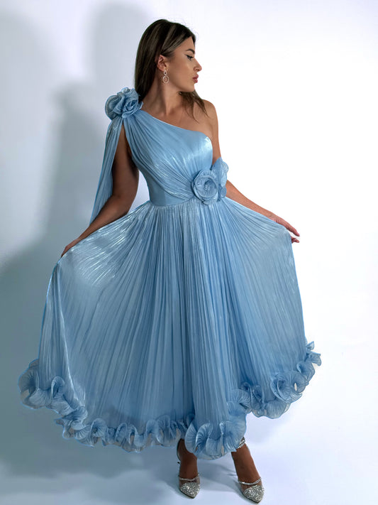 Rochie baby blue plisată cu mânecă lungă și aplicații florale 3D