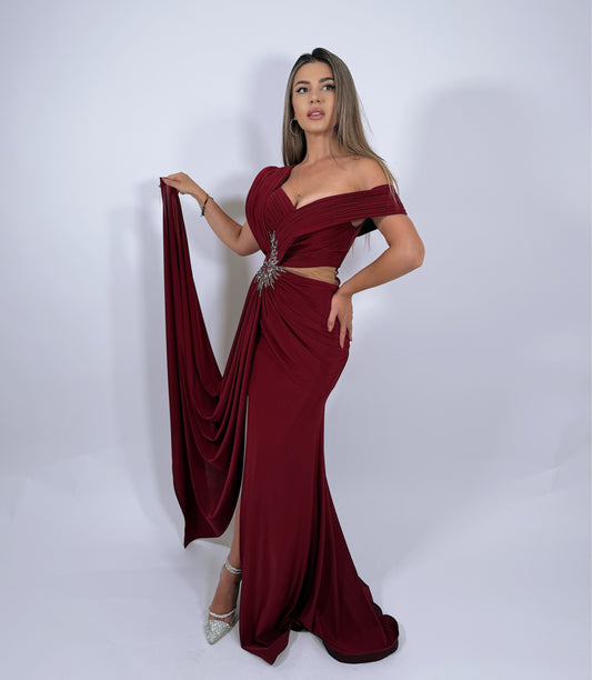 Rochie de seară asimetrică cu aplicație strălucitoare și decupaj lateral