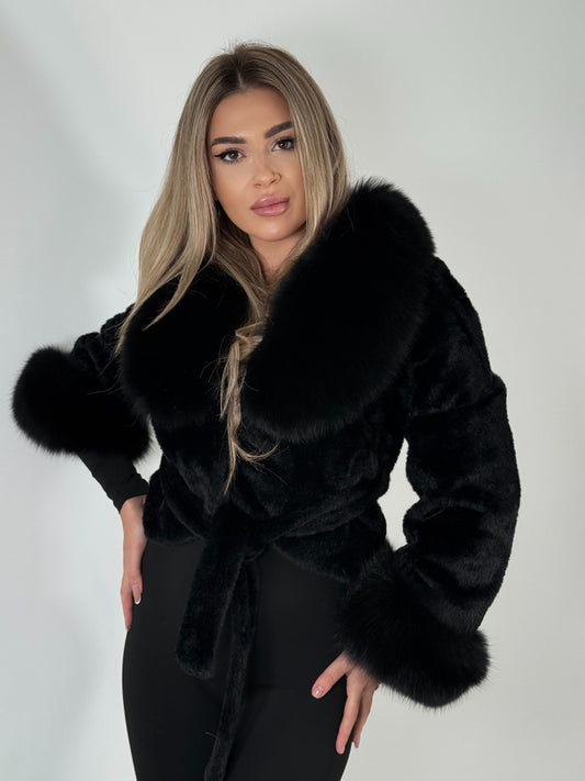 Jachetă scurtă din alcantara premium, accesorizată cu blană naturală de vulpe neagră