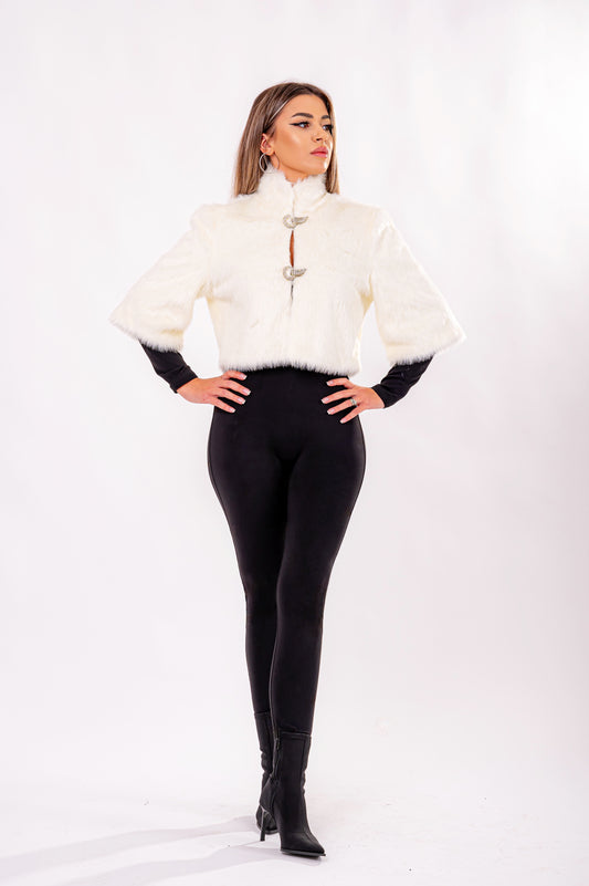 Capă albă din blană sintetică – Eleganță rafinată pentru orice ocazie