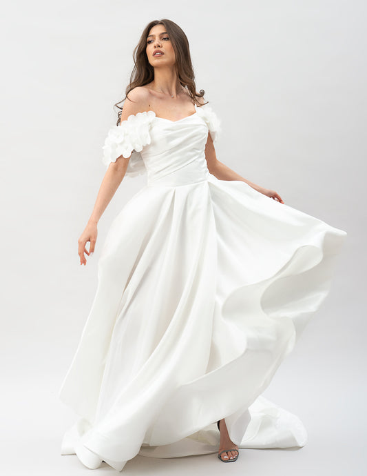 Rochie De Mireasă Din Tafta Cu Detaliu Floral Și Crăpătură Pe Picior