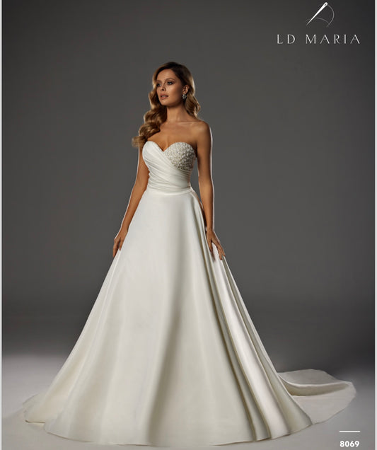 Rochie de mireasa cu pliseuri si perle