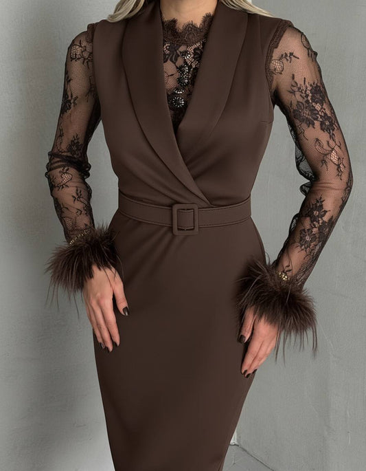 Rochie midi maro cu dantelă și pene – Eleganță clasică reinterpretată