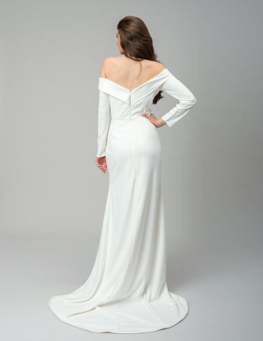 Rochie de ocazie albă asimetrică, cu umeri căzuți și crăpătură adâncă – model unicat