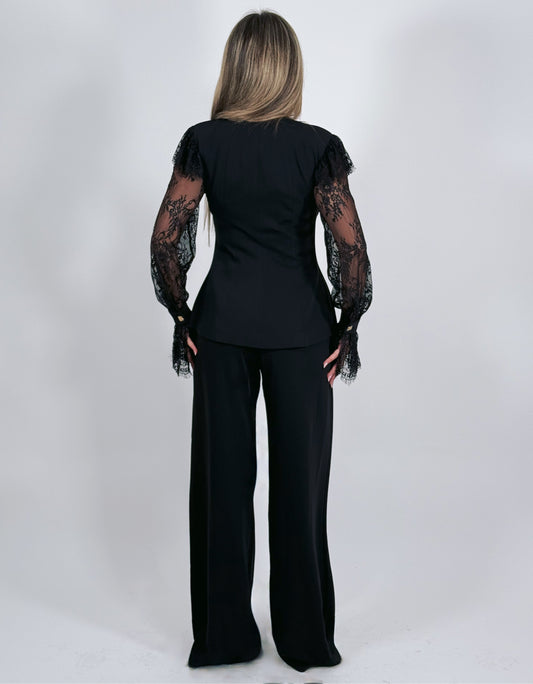 Costum elegant negru cu mâneci din dantelă