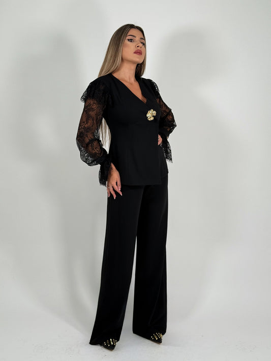 Costum elegant negru cu mâneci din dantelă