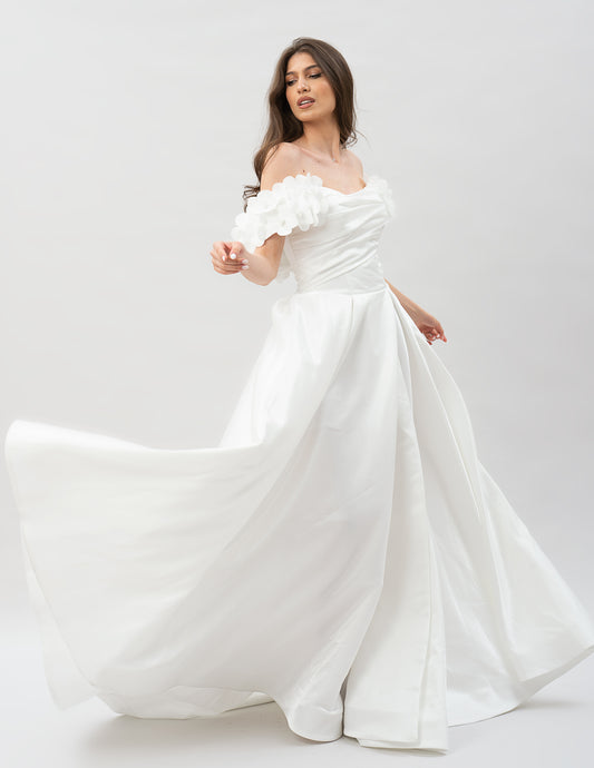 Rochie De Mireasă Din Tafta Cu Detaliu Floral Și Crăpătură Pe Picior