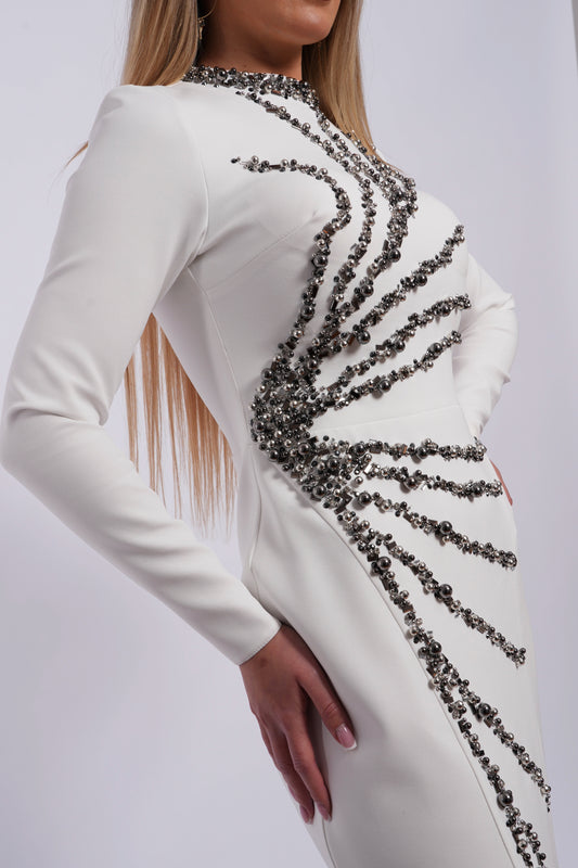 Rochie albă de seară cu aplicații prețioase cusute manual