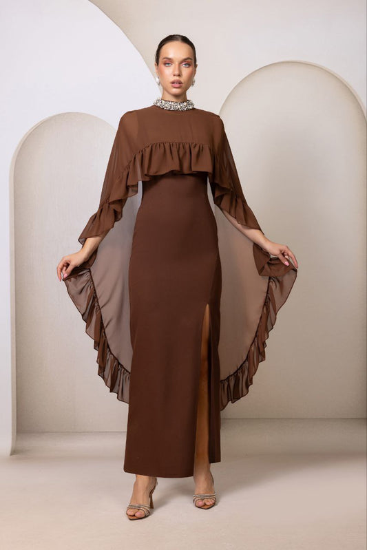Rochie elegantă maro cu cape și volane