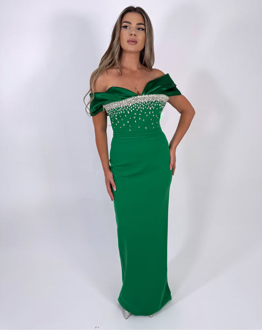 Rochie lungă verde smarald cu umerii goi și aplicații de pietre