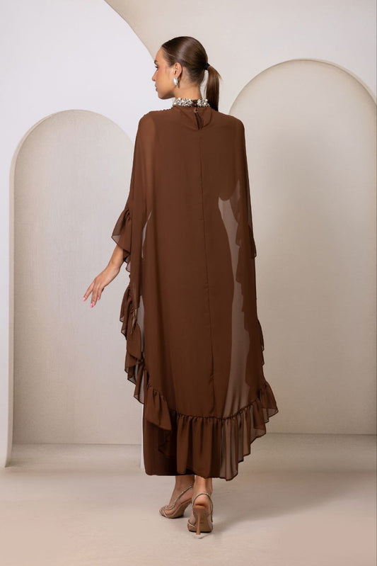 Rochie elegantă maro cu cape și volane