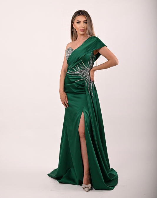 Rochie de seară verde smarald, cu un umăr, aplicații strass și despicătură frontală