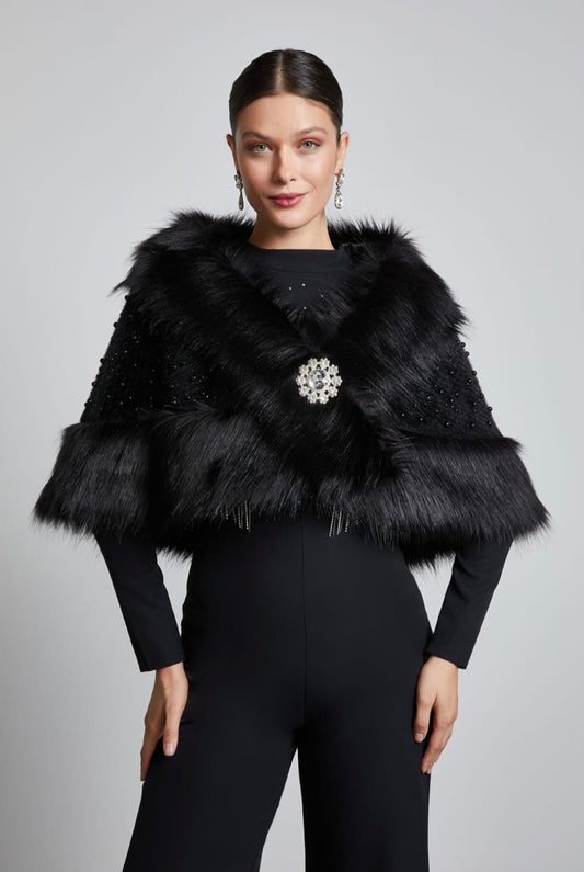 Capă elegantă neagră din blană sintetică cu broșă decorativă