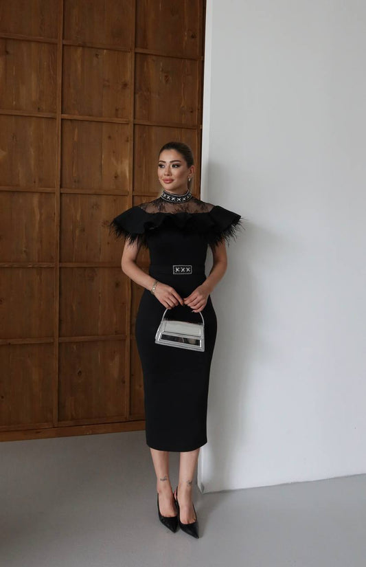 Rochie midi neagră cu inserții din dantelă și pene –