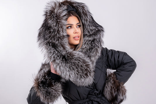 Palton negru matlasat cu glugă și manșete din blană naturală de vulpe