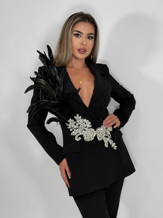 Costum elegant negru cu pene și aplicații strălucitoare