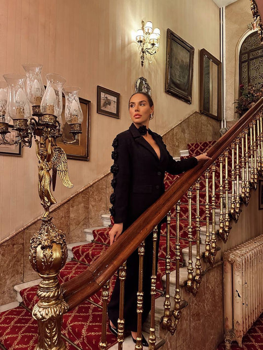 Costum negru elegant cu detalii florale