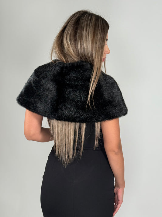 Capă elegantă din blană sintetică cu broșă tip fundă