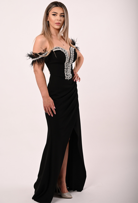 Rochie de seară neagră cu aplicații strass și pene, decolteu inimă și despicătură pe picior