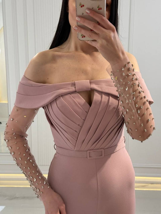 Salopetă elegantă roz pudrat – cu mâneci din tulle și aplicații strălucitoare