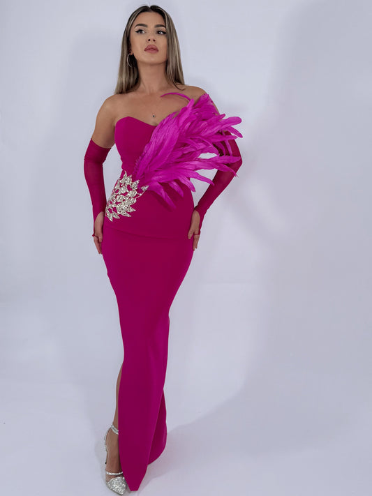 Rochie Fucsia Asimetrică cu Pene și Aplicații Strălucitoare