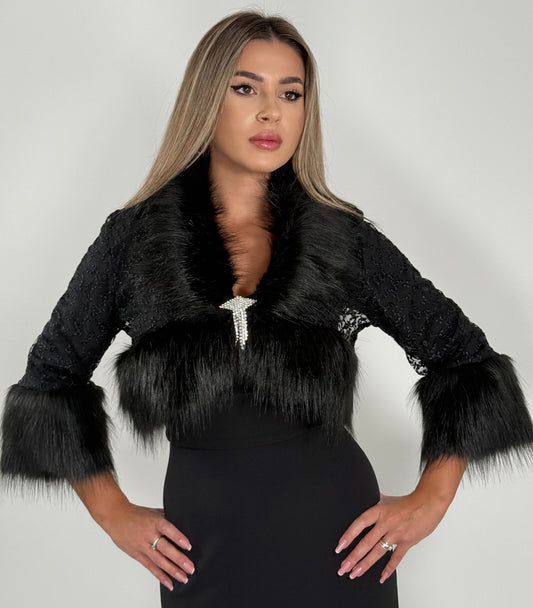 Capă elegantă din dantelă și blană sintetică