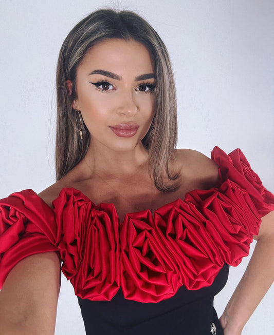 Rochie Neagră Elegantă Aplicații Florale Roșii