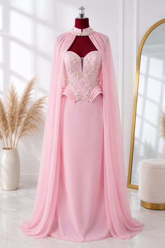 Rochie lungă roz pudrat cu corset decorat și capă din voa