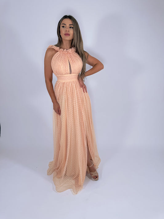 Rochie lungă peach cu textură plisată și detalii florale
