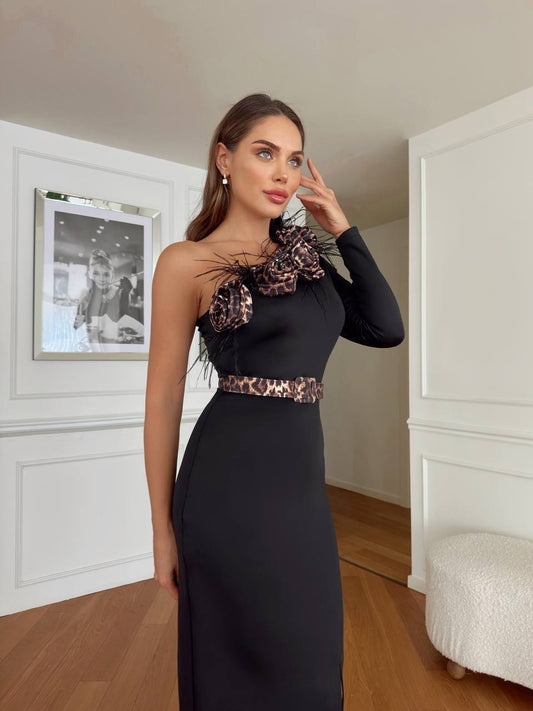 Rochie midi asimetrică cu aplicații florale și imprimeu leopard