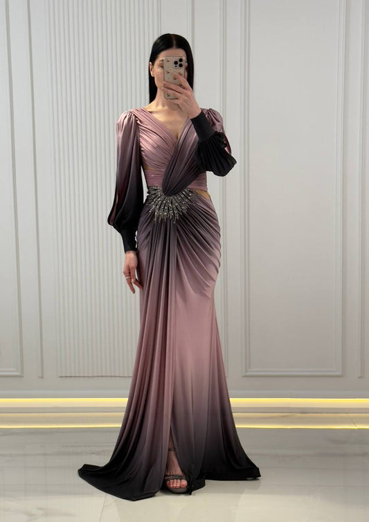 Rochie de seară elegantă în degrade mov-negru cu drapaje și detaliu strălucitor în talie