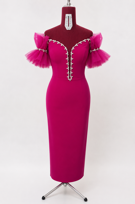 Rochie de Ocazie Midi Fuchsia cu Umerii Goi și Cristale –
