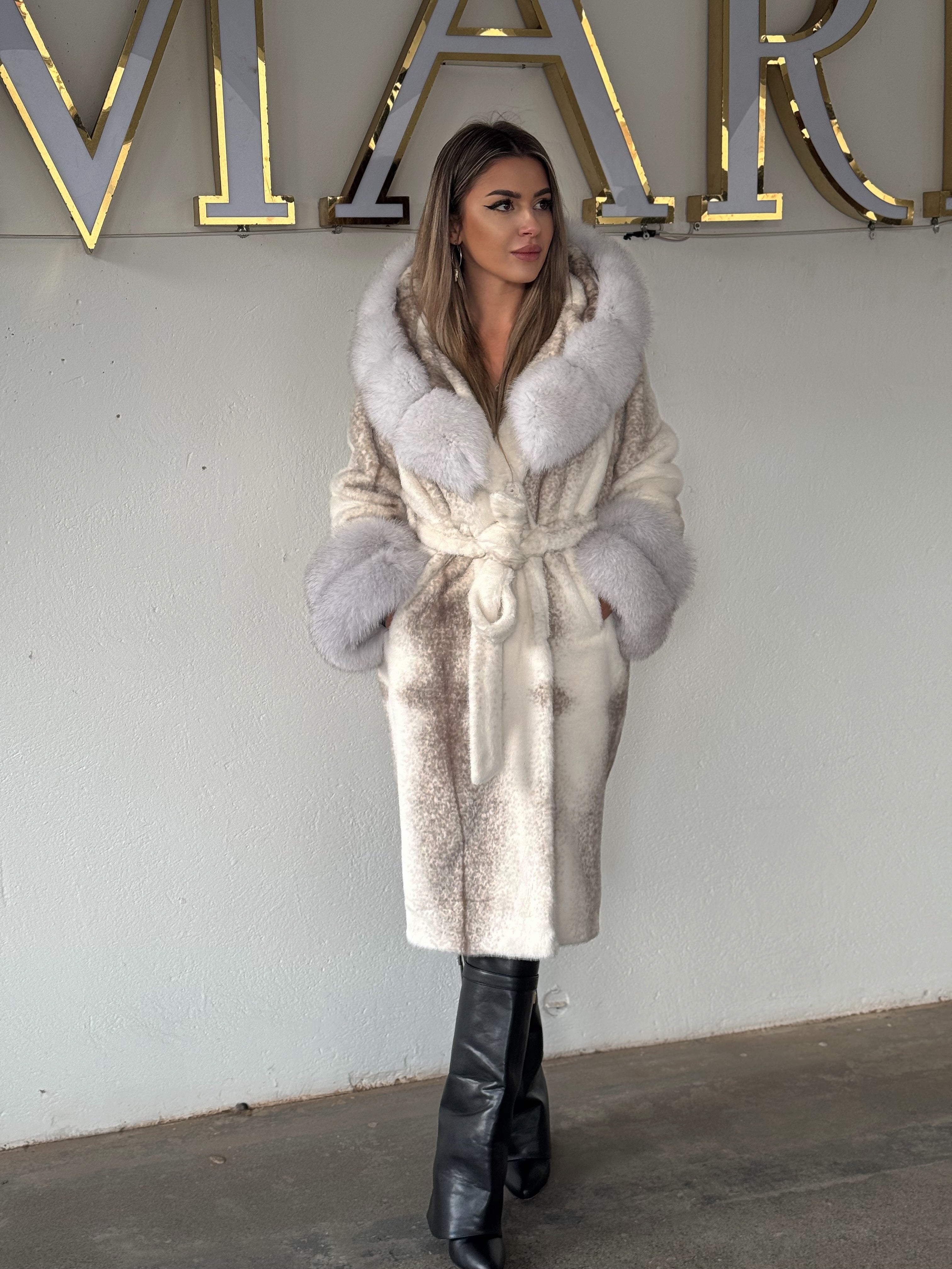 Haină din alcantara  cu mansete si guler din Blana naturala de vulpe Frost Haină din alcantara  cu mansete si guler din Blana naturala de vulpe Frost