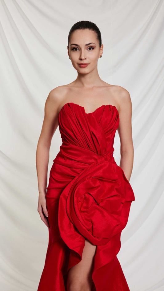 Rochie de seară cu trandafir supradimensionat si pliseuri