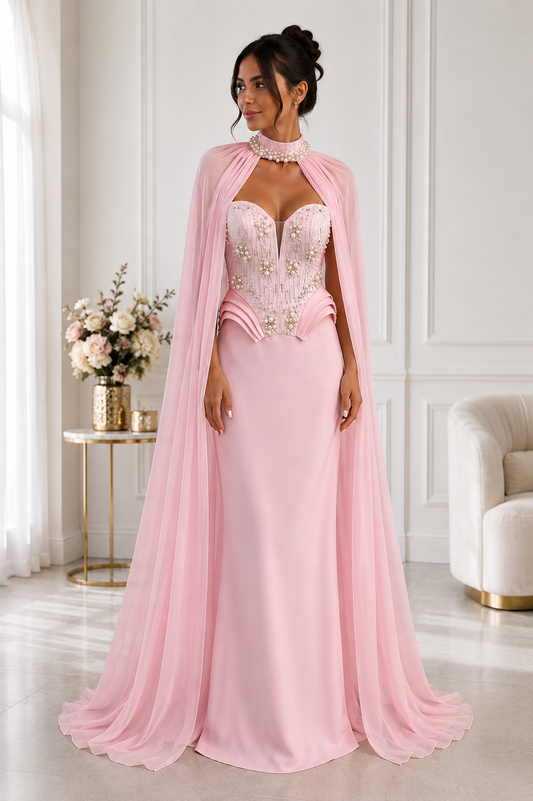 Rochie lungă roz pudrat cu corset decorat și capă din voa