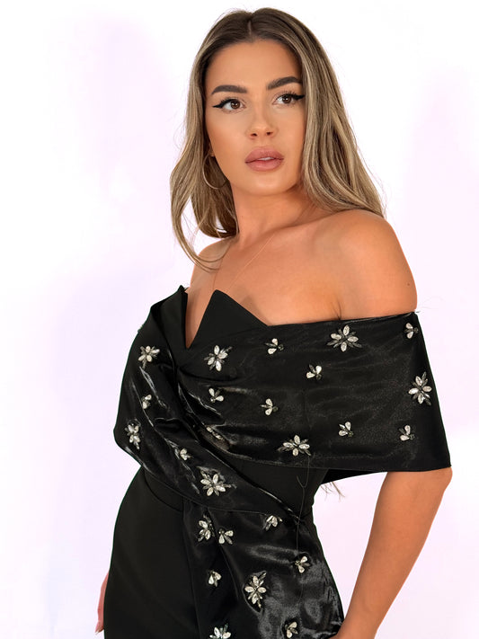 Rochie lungă neagră cu umerii goi și aplicații florale