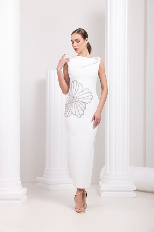 Rochie albă elegantă cu aplicație florală din perle și pietre –