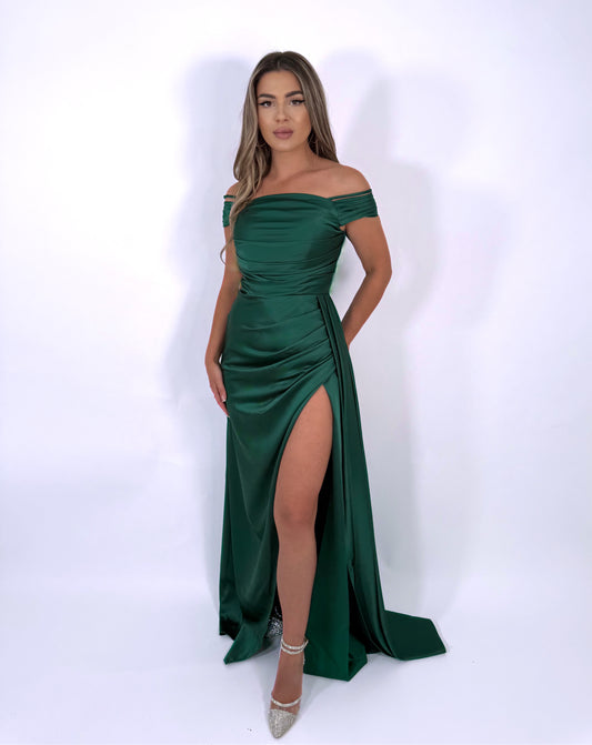 Rochie verde smarald din satin, cu slit și umeri căzuți