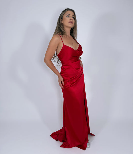 Rochie lungă roșie din satin cu spate gol și despicătură pe picior