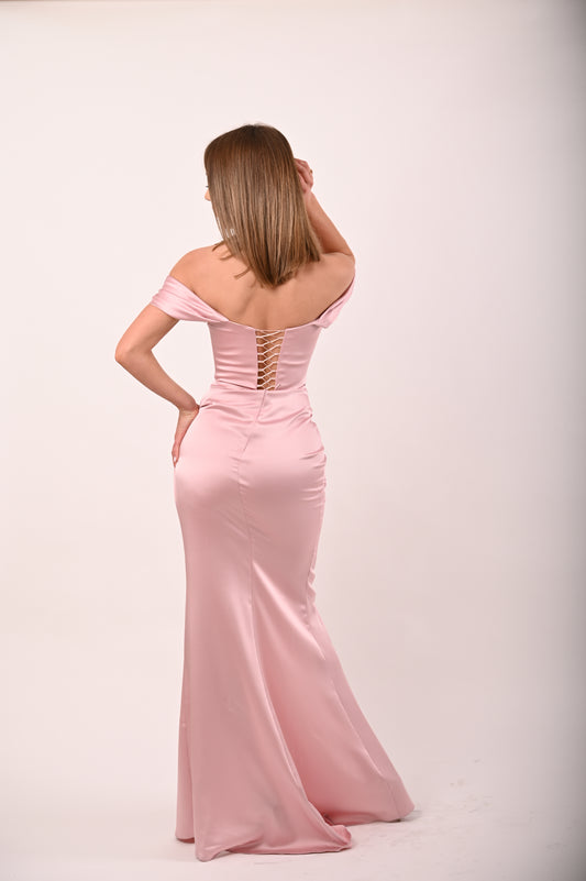 Rochie de seară lungă roz pudrat, tip corset, cu umeri căzuți și despicătură frontală