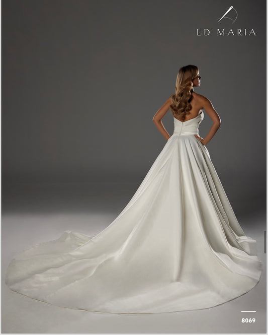 Rochie de mireasa cu pliseuri si perle