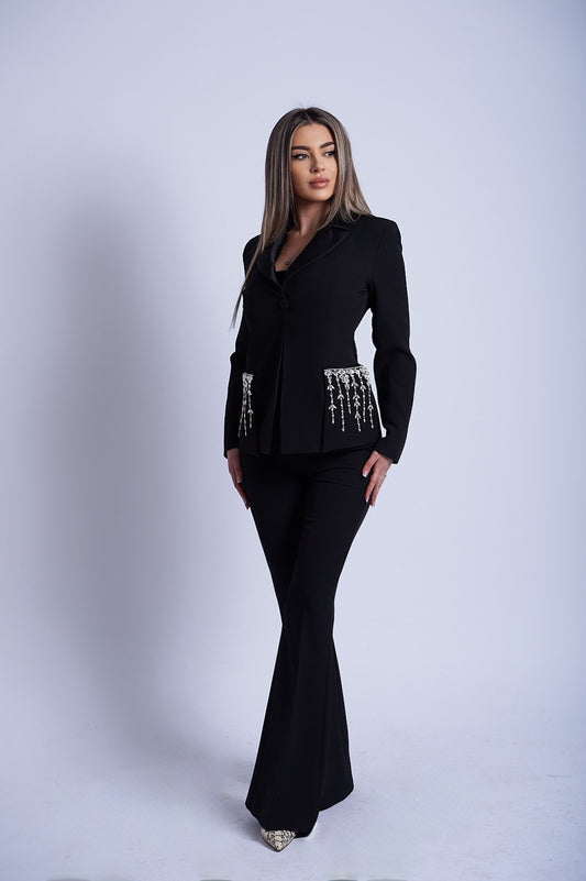 Costum negru elegant cu detalii stralucitoare