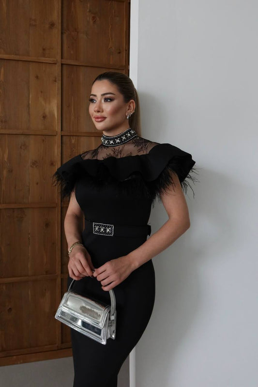 Rochie midi neagră cu inserții din dantelă și pene –