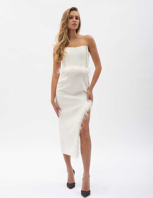 Rochie Midi Albă Cu Pene Și Crăpătură Pe Picior