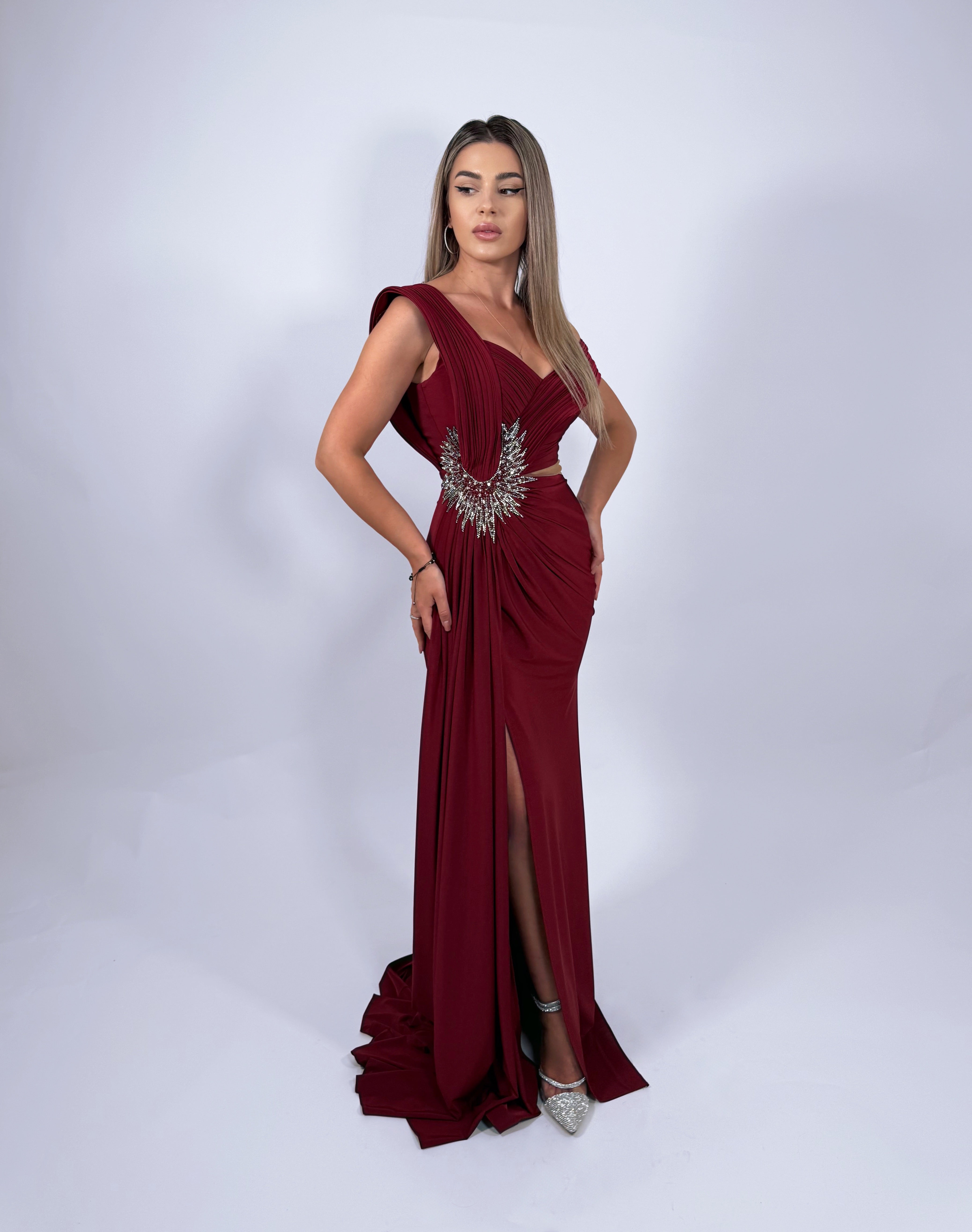 Rochie de seară asimetrică cu aplicație strălucitoare și decupaj lateral