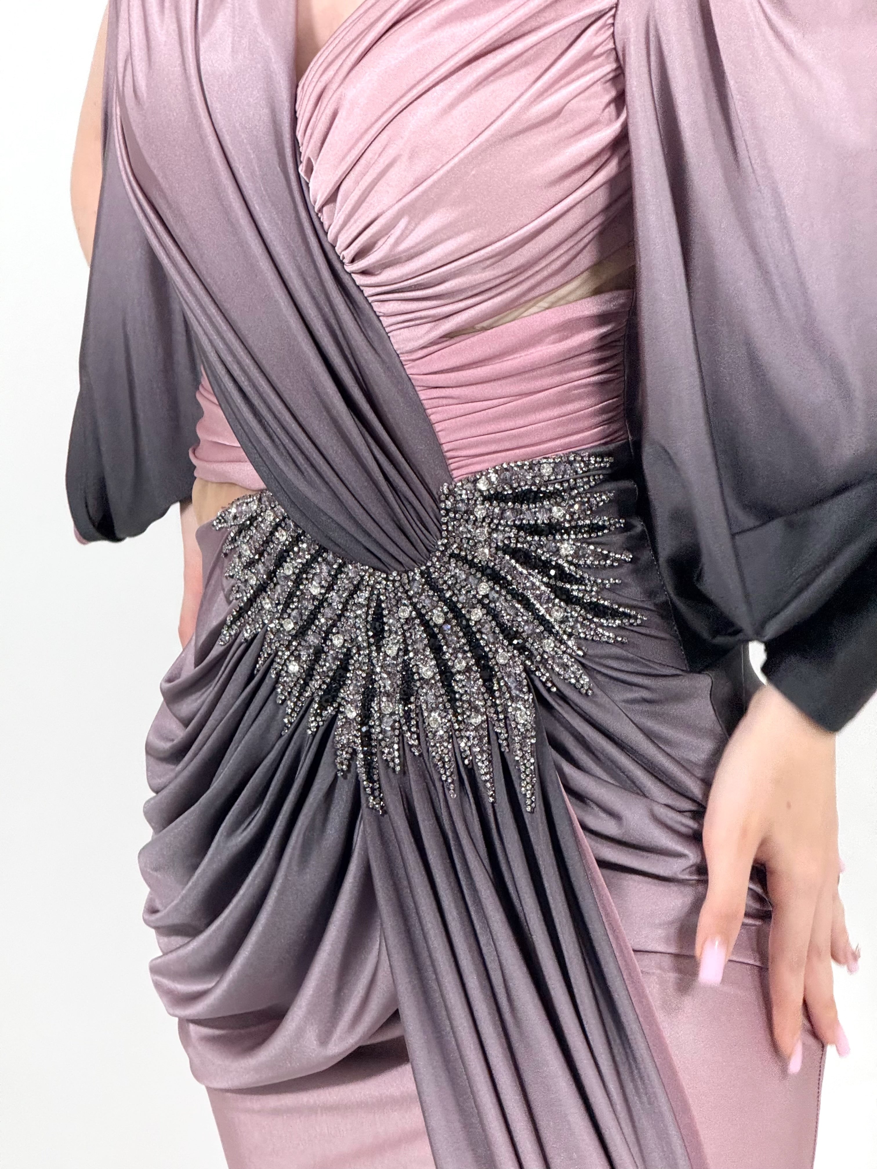 Rochie de seară elegantă în degrade mov-negru cu drapaje și detaliu strălucitor în talie
