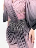 Rochie de seară elegantă în degrade mov-negru cu drapaje și detaliu strălucitor în talie