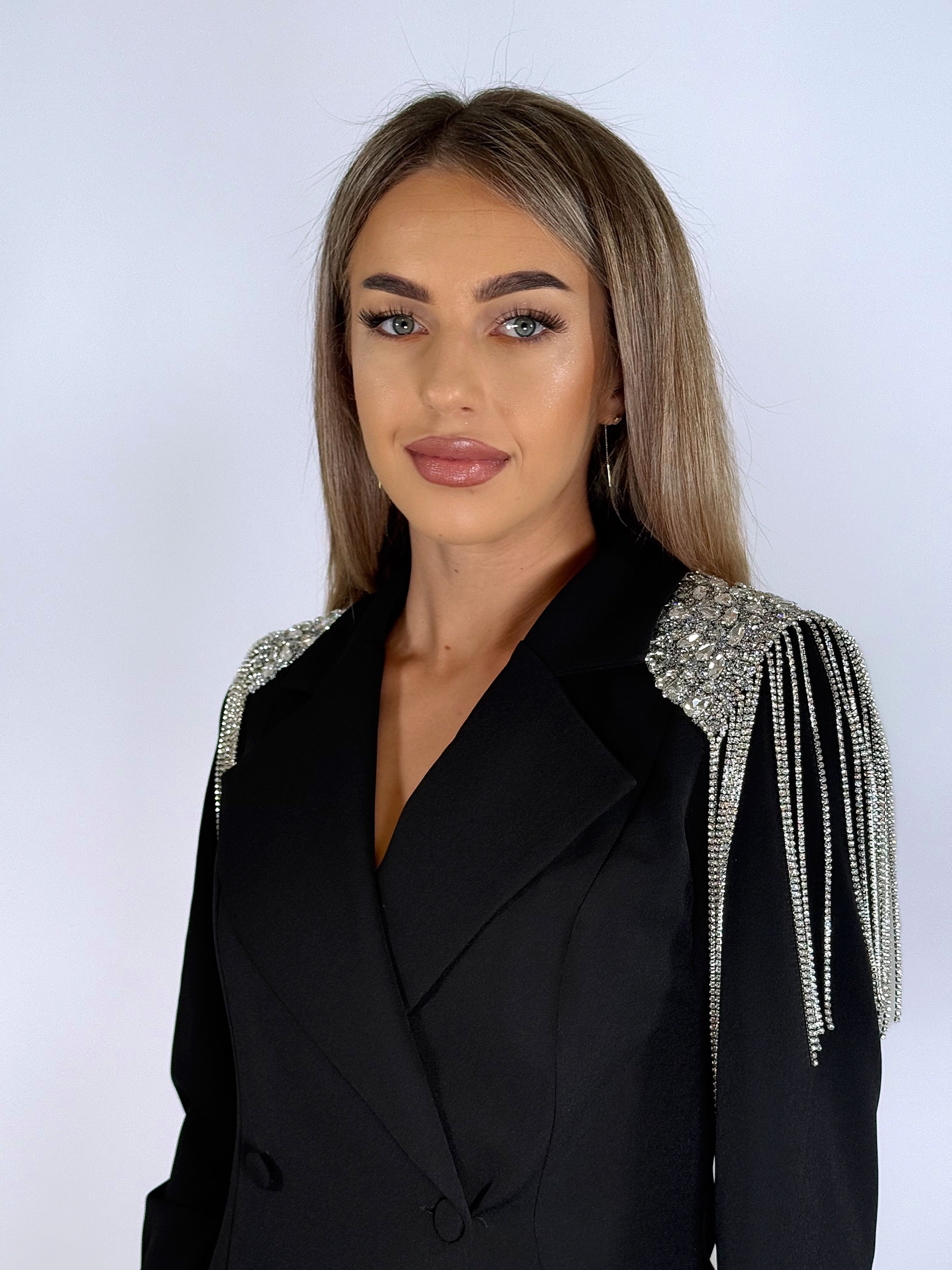 Costum elegant negru cu sacou decorat cu franjuri strălucitori